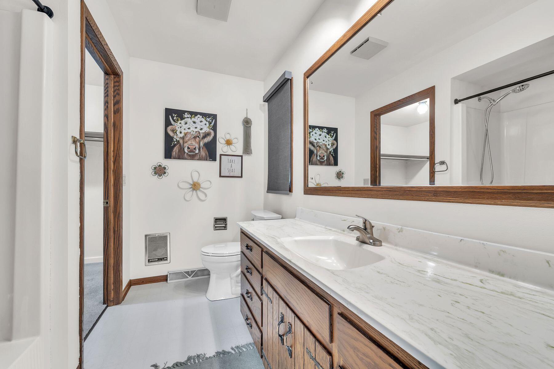 N64W35061 Rd J Oconomowoc, WI 53066 - Photo 15 of 36 Primary Ensuite