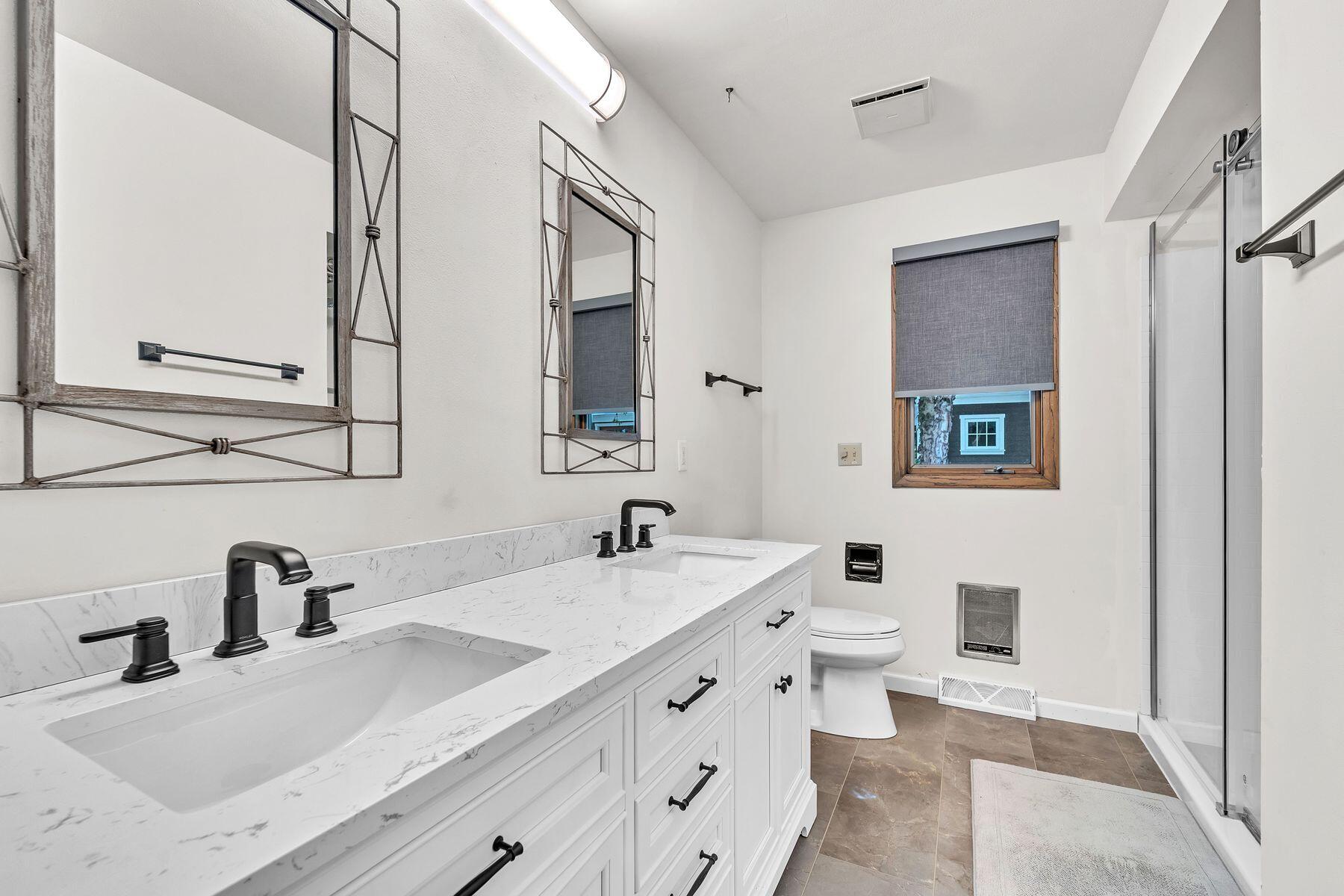 N64W35061 Rd J Oconomowoc, WI 53066 - Photo 18 of 36 Main Full Bathroom