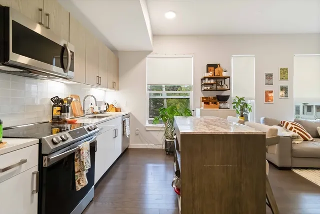 $3,350 | 90 Antwerp Street, Unit 205, Boston, MA 02135