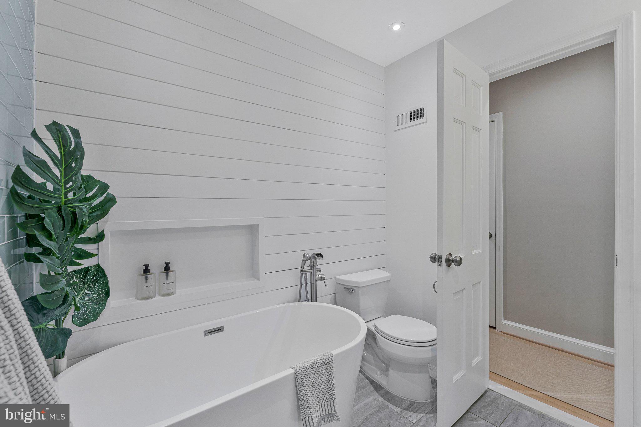 12121 Stirrup Road Reston, VA 20191 - Photo 35 of 67 Upper Level Hall Full Bath