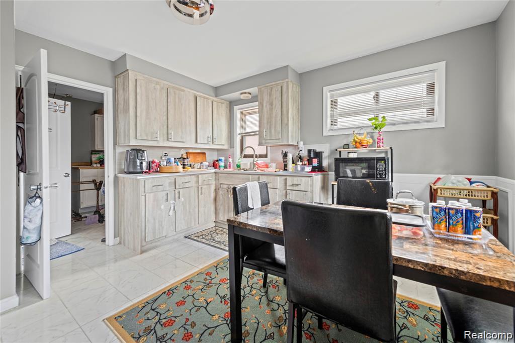 8153 Dale Center Line, MI 48015 - Photo 10 of 19