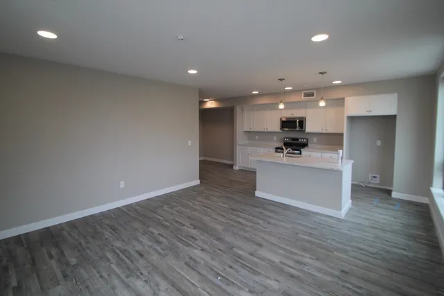 $2,500 | 629 Washington Street, Unit 307, Whitman, MA 02382