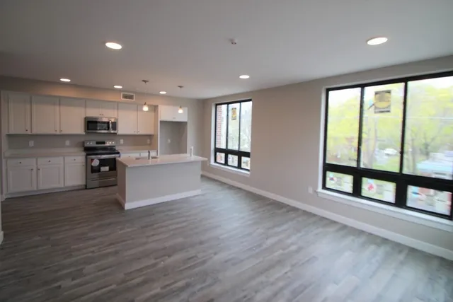 $2,500 | 629 Washington Street, Unit 307, Whitman, MA 02382