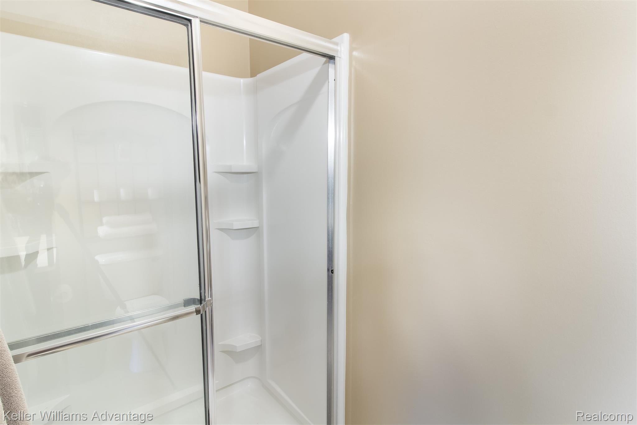 266 North Wixom Road Wixom, MI 48393 - Photo 20 of 33 NWixomRd_266_MasterBath_02.jpg