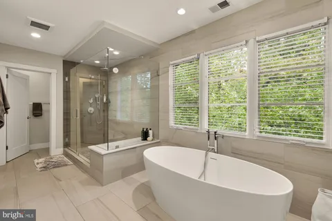 $2,750,000 | 3701-38 38th Street North, Arlington, VA 22207