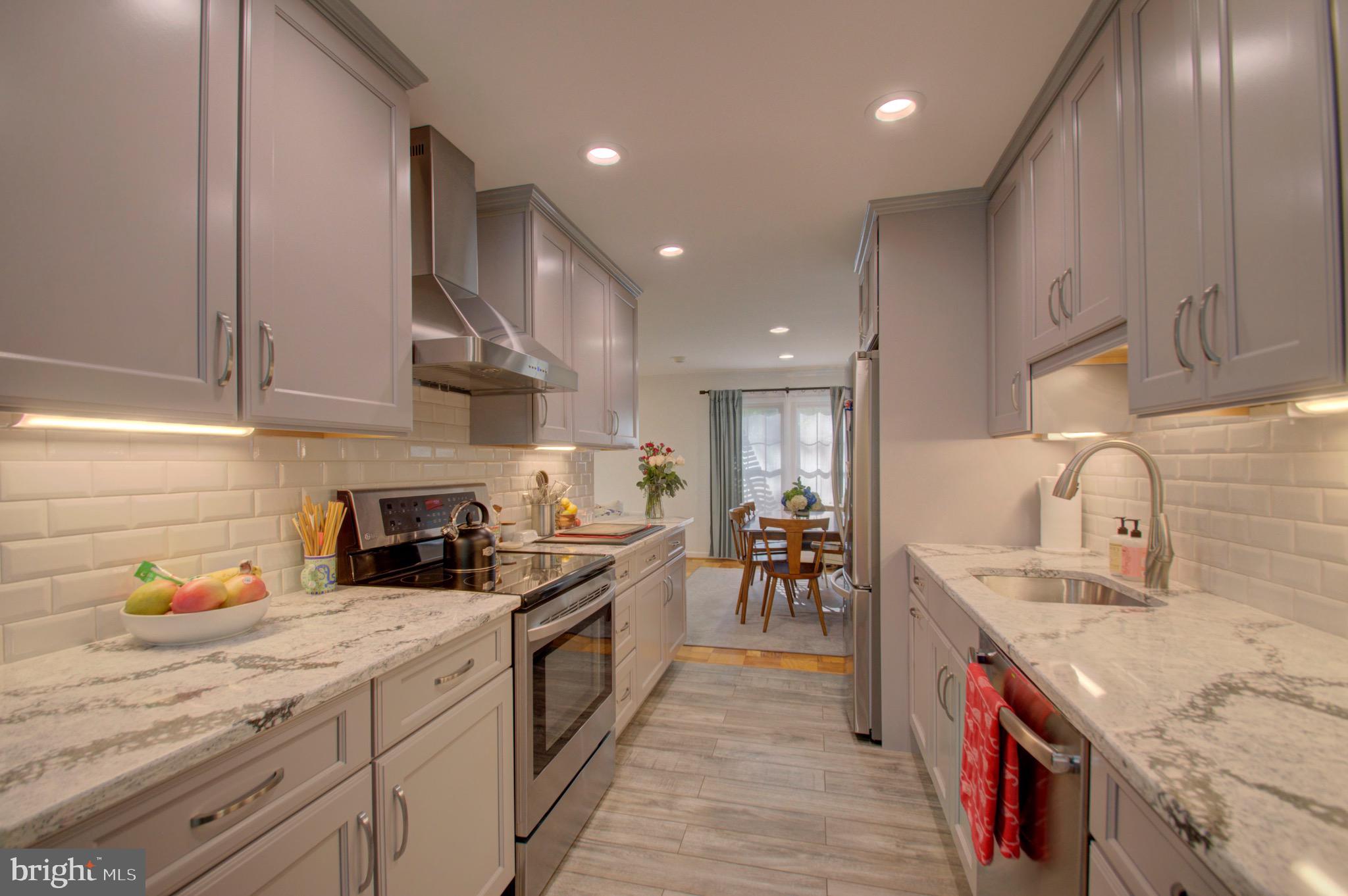 6412 Wainfleet Court Springfield, VA 22152 - Photo 17 of 43 Soft close cabinets and drawers. Quartz counters.