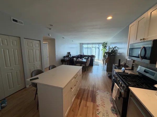 $3,100 | 6135 North Broadway, Unit 305, Chicago, IL 60660