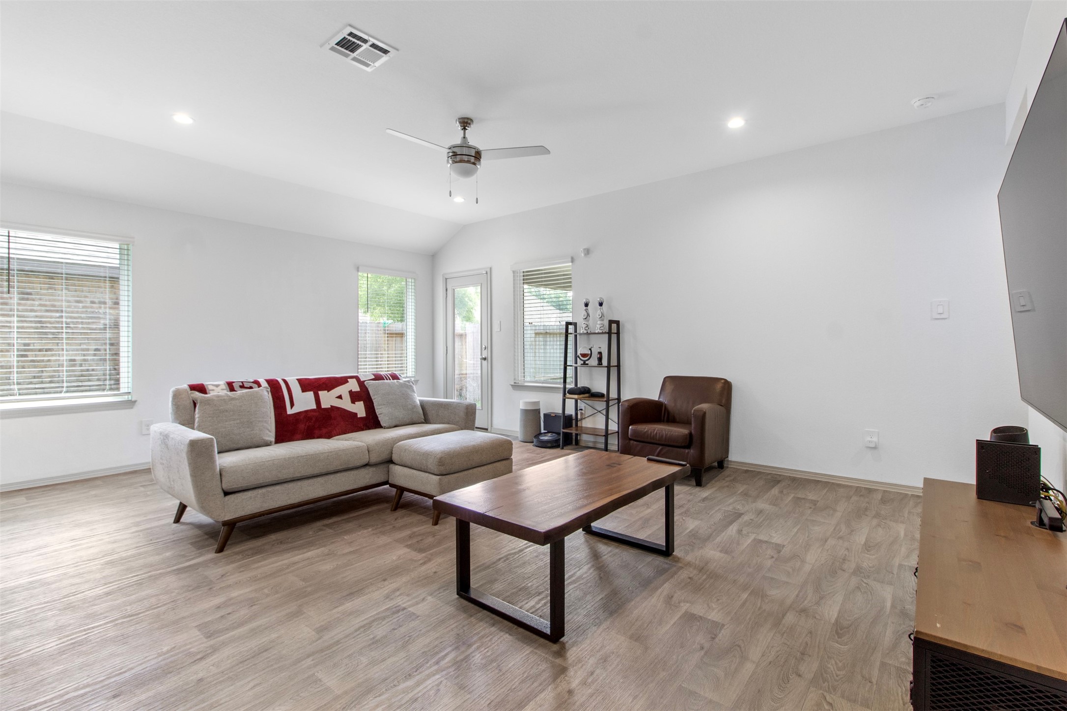 6685 Riplee Street Beaumont, TX 77713 - Photo 14 of 29 Ceiling fan in Living Room