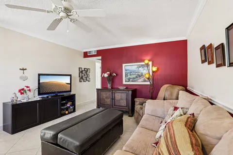 $139,900 | 104 Oakridge H, Unit H, Deerfield Beach, FL 33442