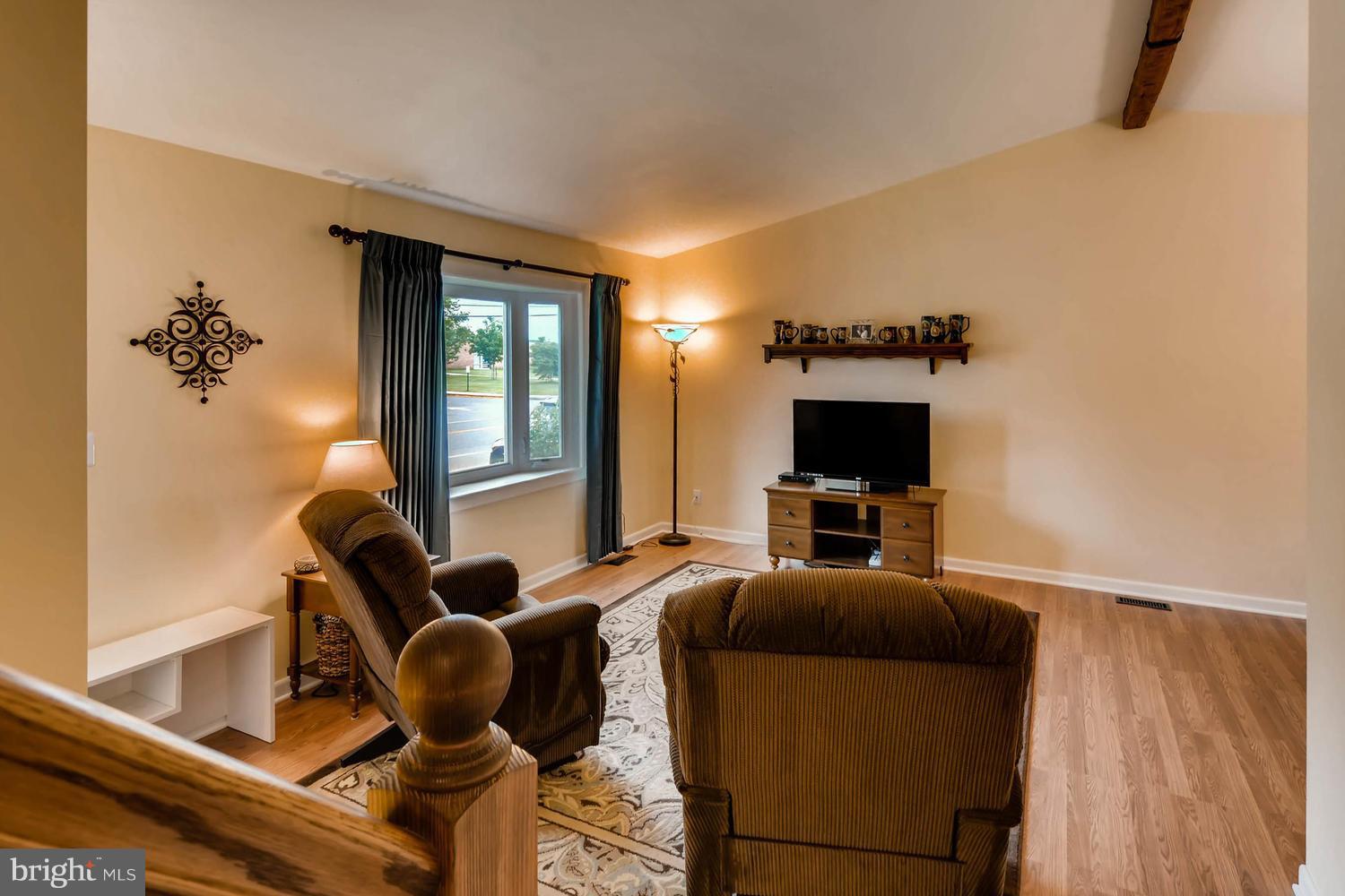 810 Uniontown Road Westminster, MD 21158 - Photo 6 of 30 Living room