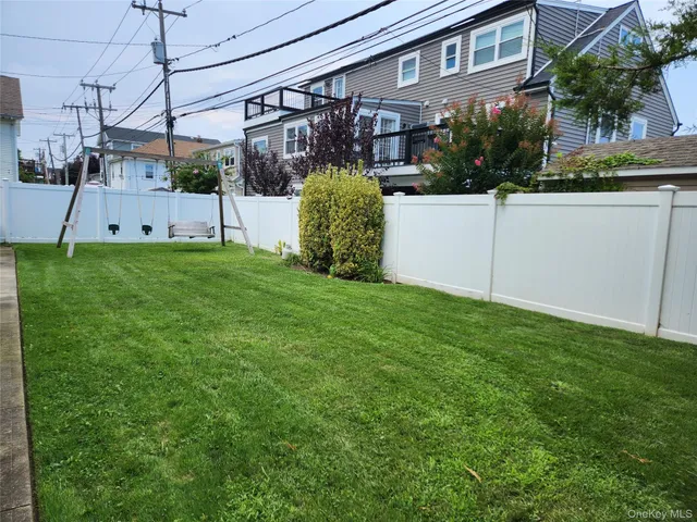 a view of a back yard