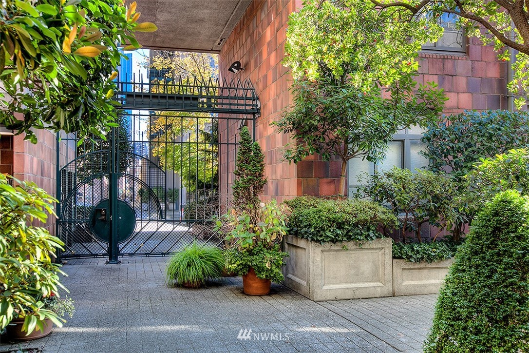 2021 1st Avenue, Unit E6 Seattle, WA 98121 - Photo 31 of 32 a front view of a house with a garden