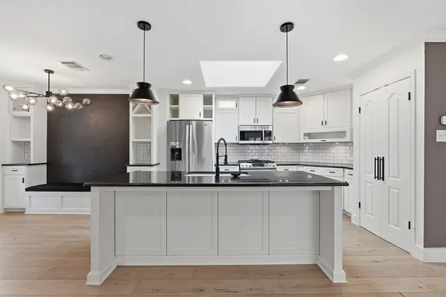 $425,000 | 1511 Knoll Ridge Drive, Cedar Park, TX 78613