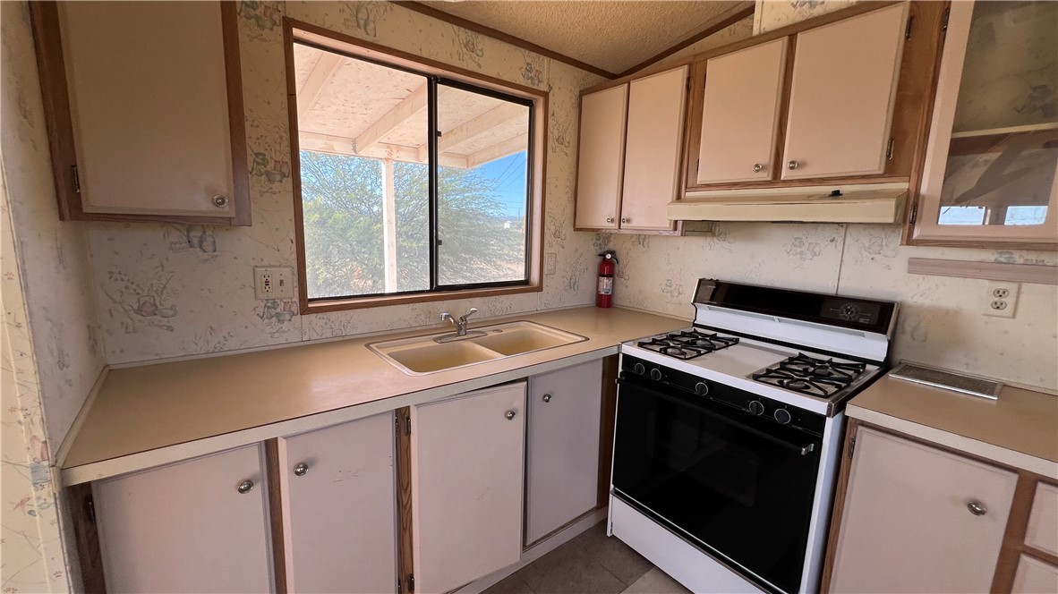 3718 Ajo Road Golden Valley, AZ 86413 - Photo 9 of 29 Kitchen