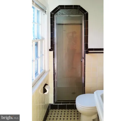 a bathroom with a toilet and a shower