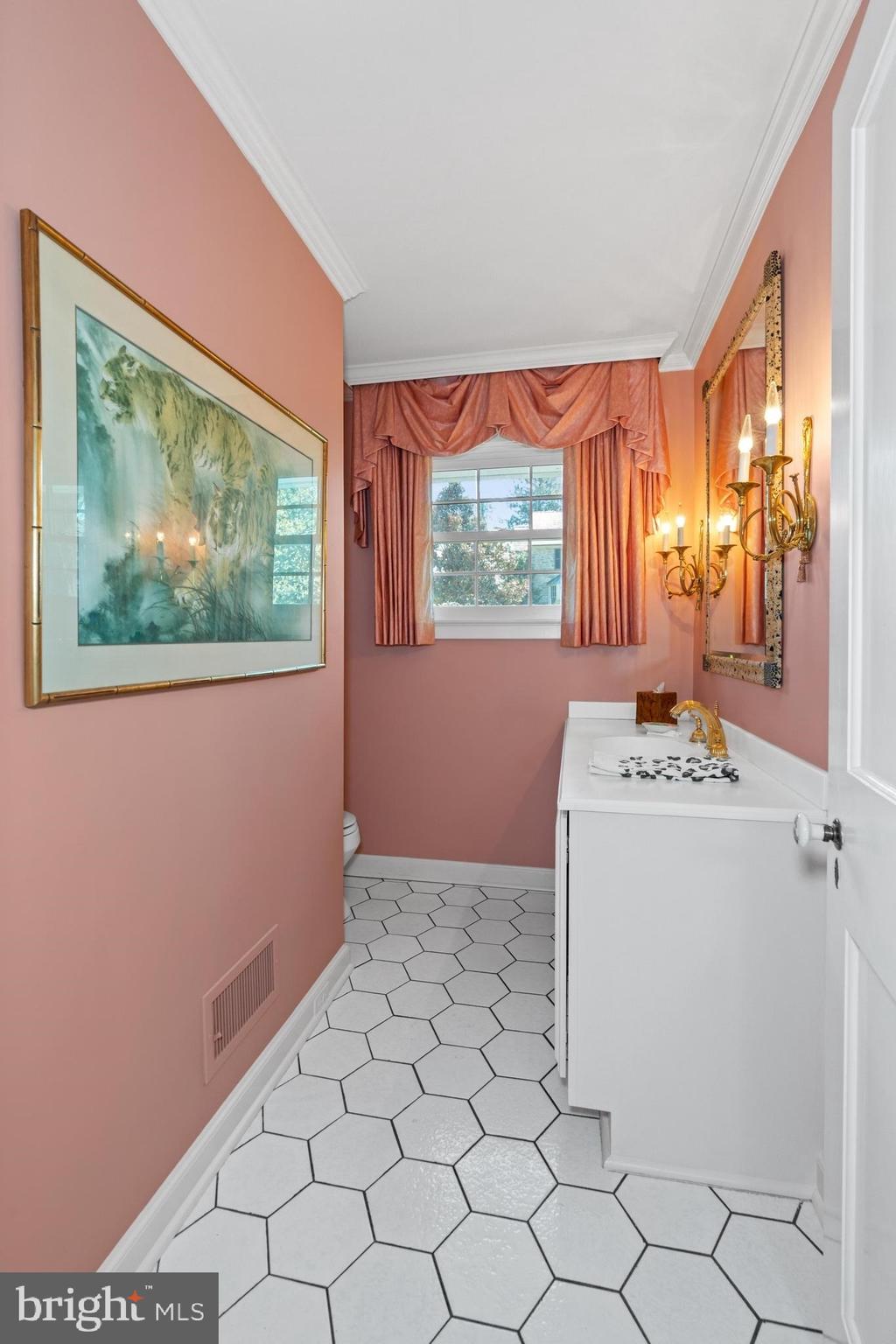 129 School Road Wilmington, DE 19803 - Photo 19 of 53 Main level powder room