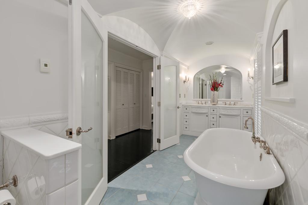 410 Highcroft Road Wayzata, MN 55391 - Photo 13 of 32