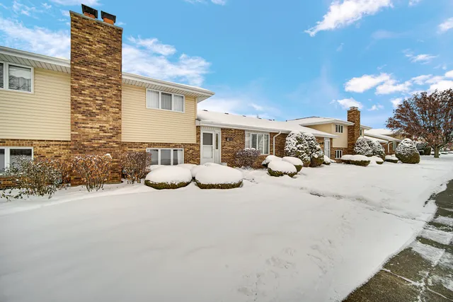 $325,000 | 7332 West 155th Street, Orland Park, IL 60462