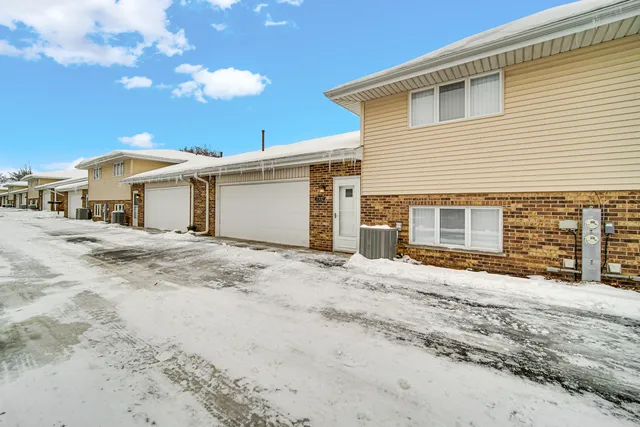 $325,000 | 7332 West 155th Street, Orland Park, IL 60462