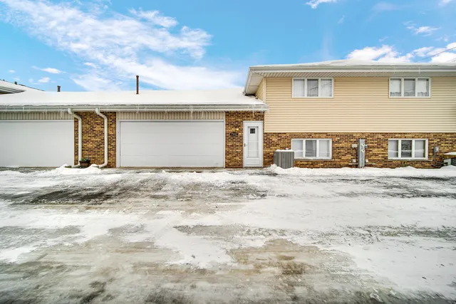 $325,000 | 7332 West 155th Street, Orland Park, IL 60462