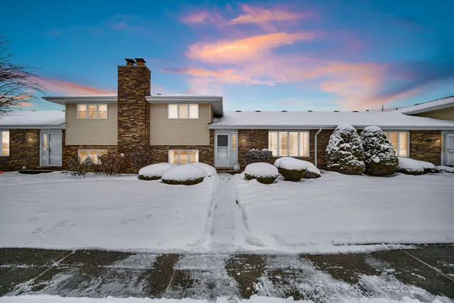 $325,000 | 7332 West 155th Street, Orland Park, IL 60462