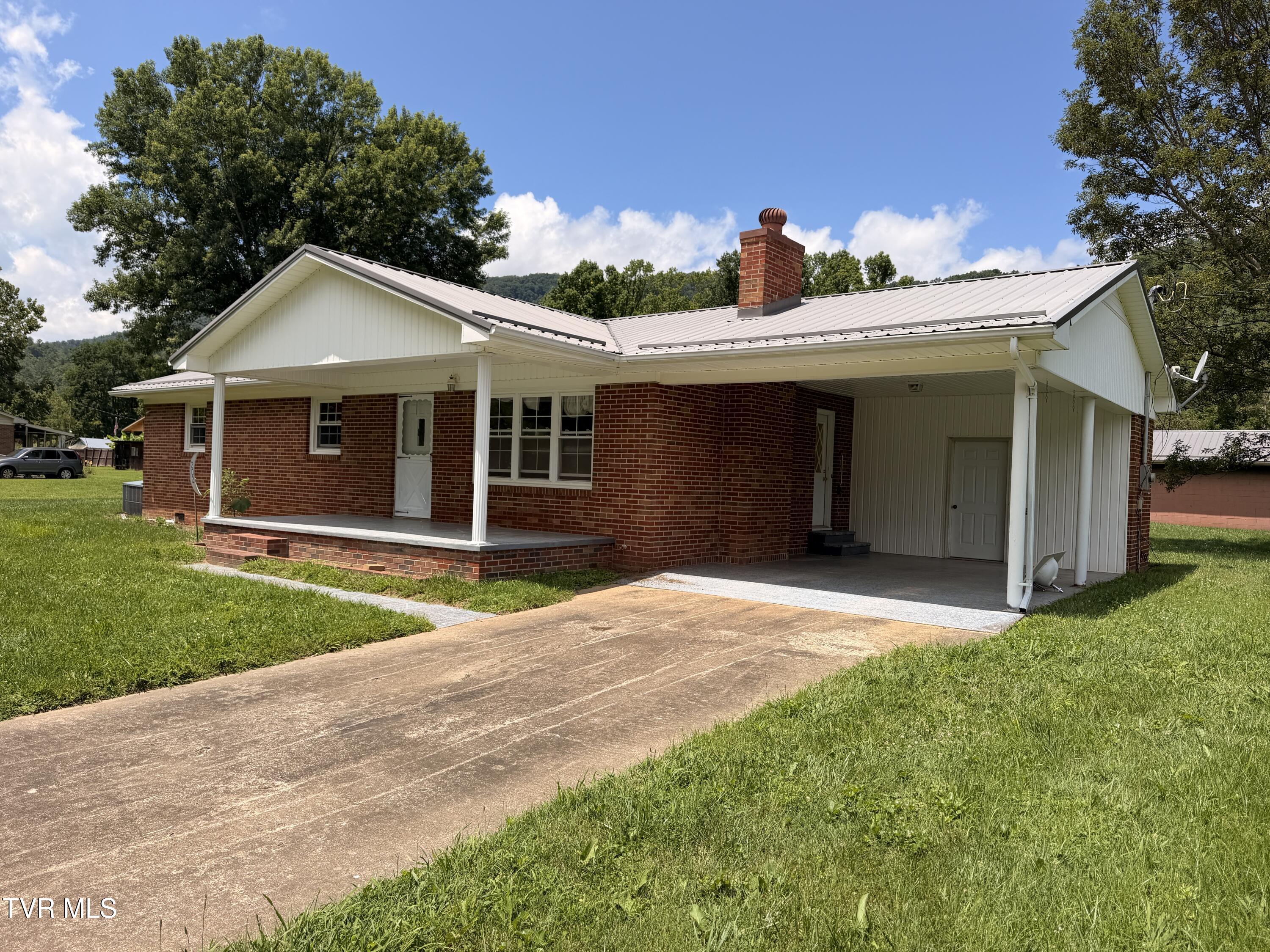 202 Bowman Road Erwin, TN 37650 - Photo 2 of 14 IMG_1871