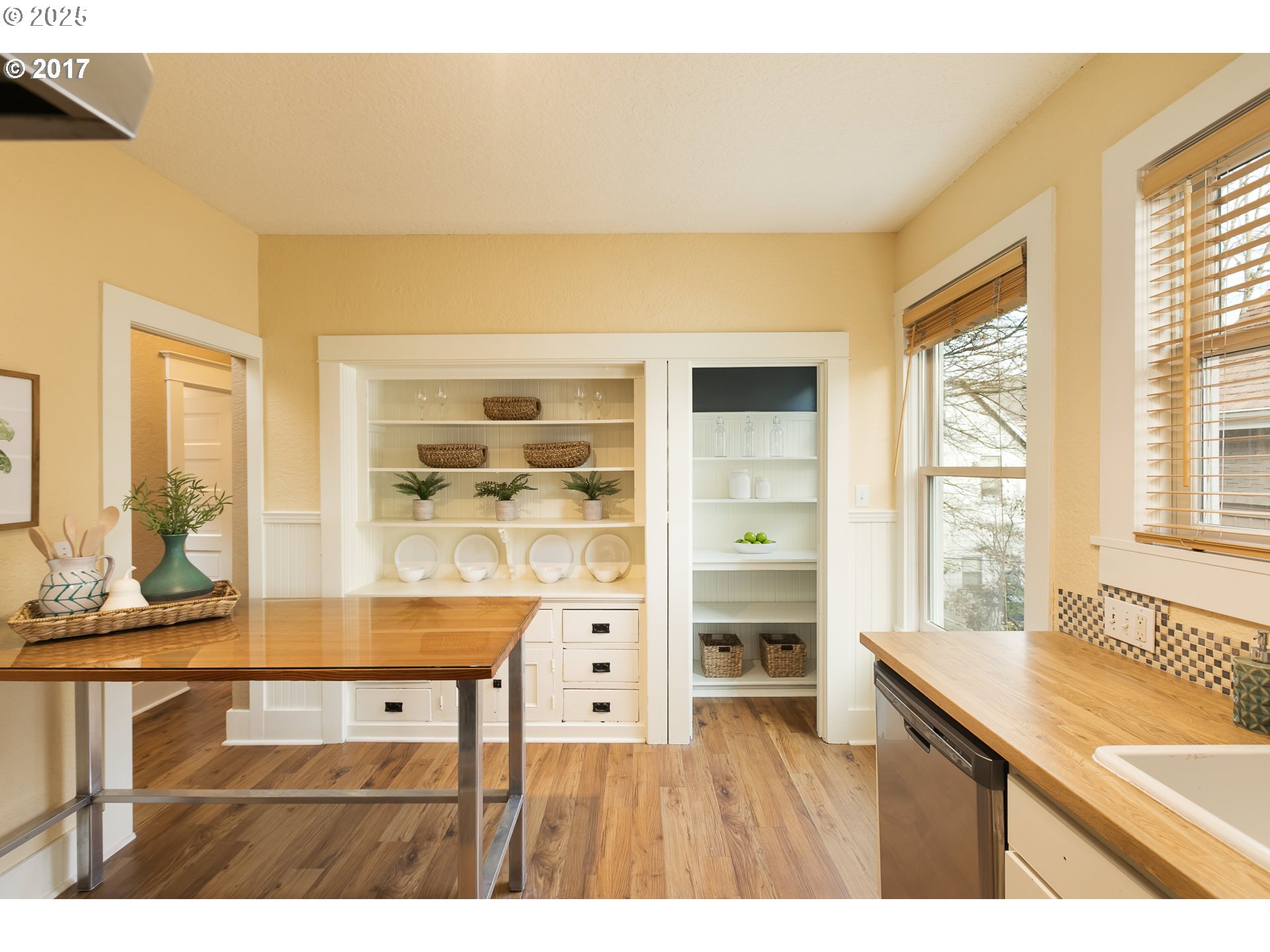 2137 Northwest Everett Street, Unit B Portland, OR 97210 - Photo 7 of 28 a living room with a furniture and a window