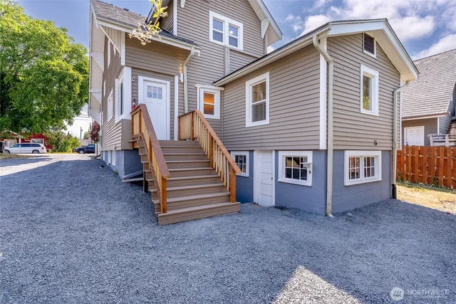 a view of a house with backyard and porch