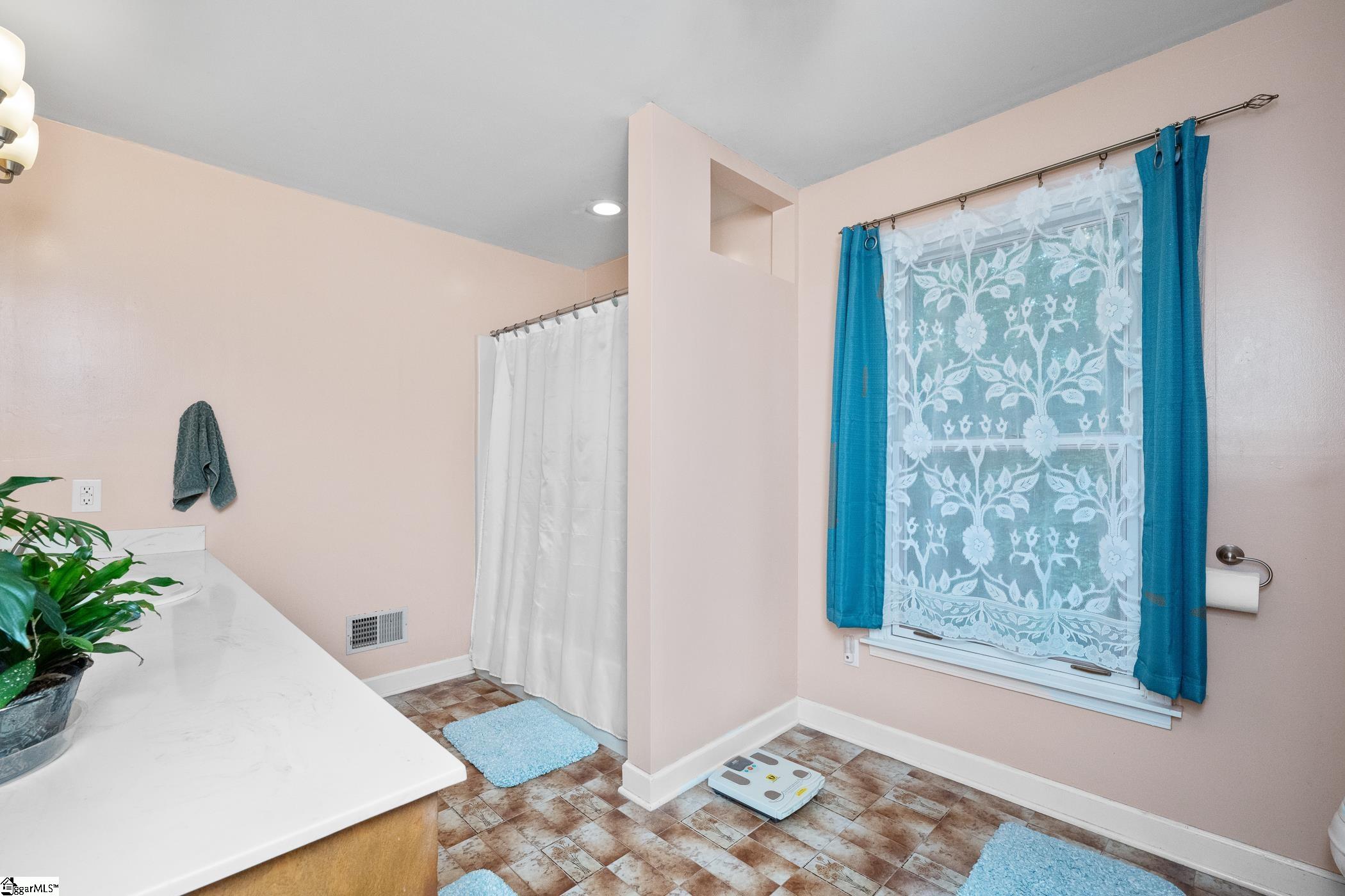 223 Covington Road Greenville, SC 29617 - Photo 18 of 39