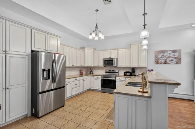 $979,000 | 412 Ruskey Lane, Hyde Park, NY 12538