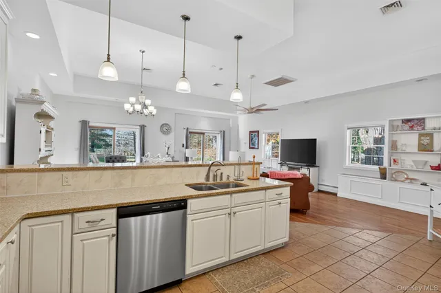 $979,000 | 412 Ruskey Lane, Hyde Park, NY 12538