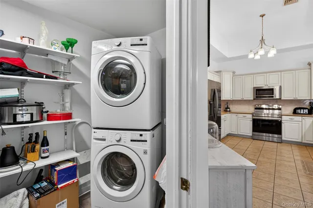 $979,000 | 412 Ruskey Lane, Hyde Park, NY 12538