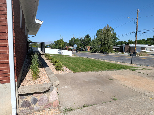 360 400 North Centerville, UT 84014 - Photo 4 of 30 Brick exterior featuring white trim and a concrete driveway