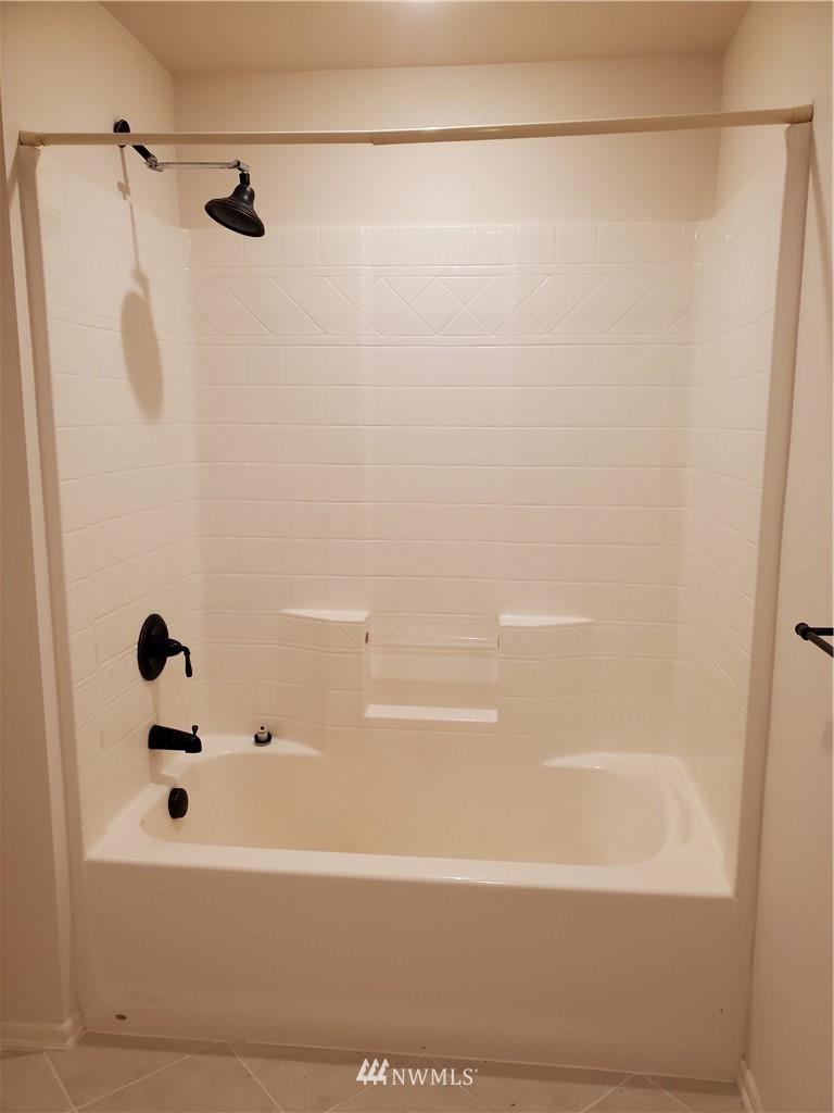 541 East Coulter Creek Road Belfair, WA 98528 - Photo 14 of 39 a bathroom with a bathtub