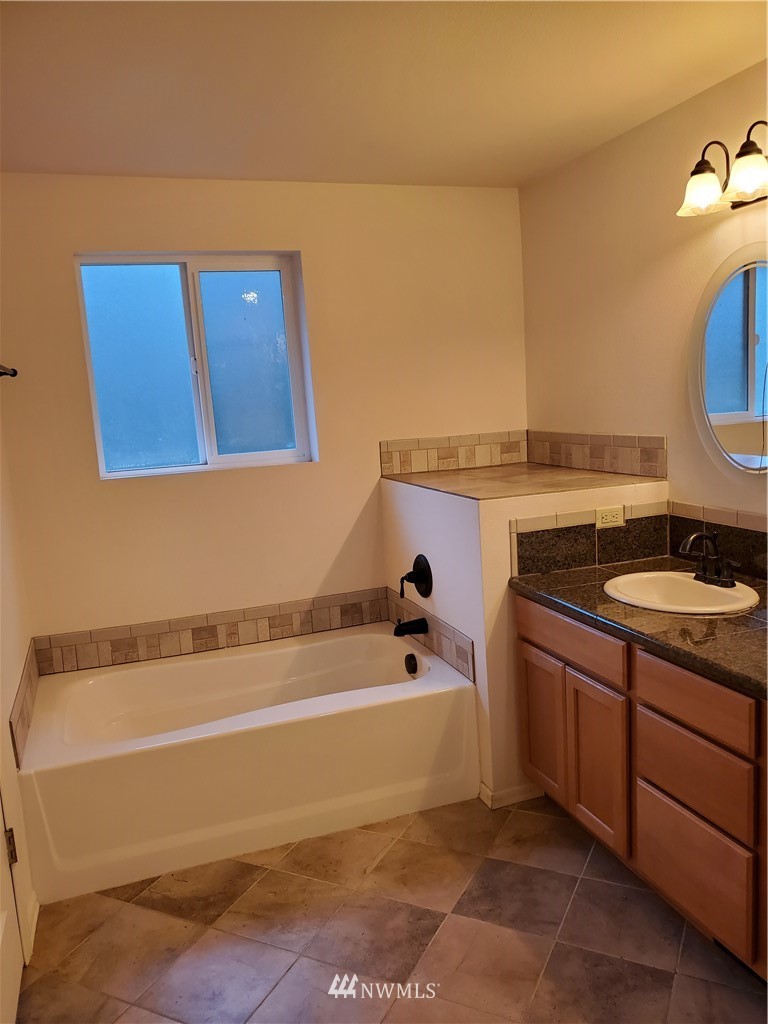 541 East Coulter Creek Road Belfair, WA 98528 - Photo 22 of 39 a bathroom with a tub sink and mirror