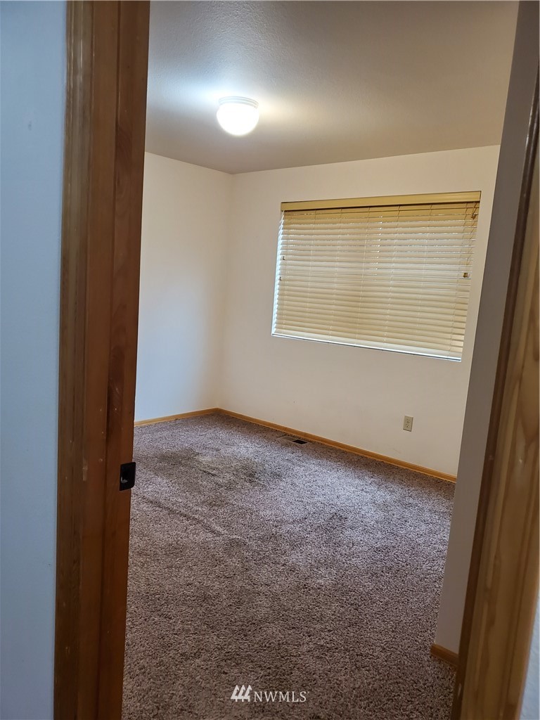541 East Coulter Creek Road Belfair, WA 98528 - Photo 24 of 39 en empty room with window