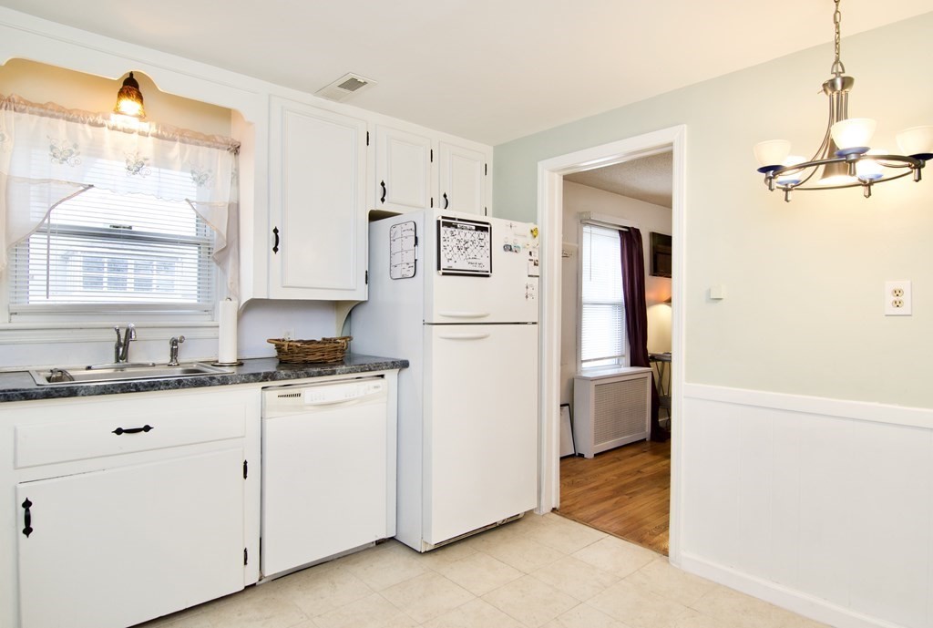 47 Bither Street Springfield, MA 01118 - Photo 3 of 42