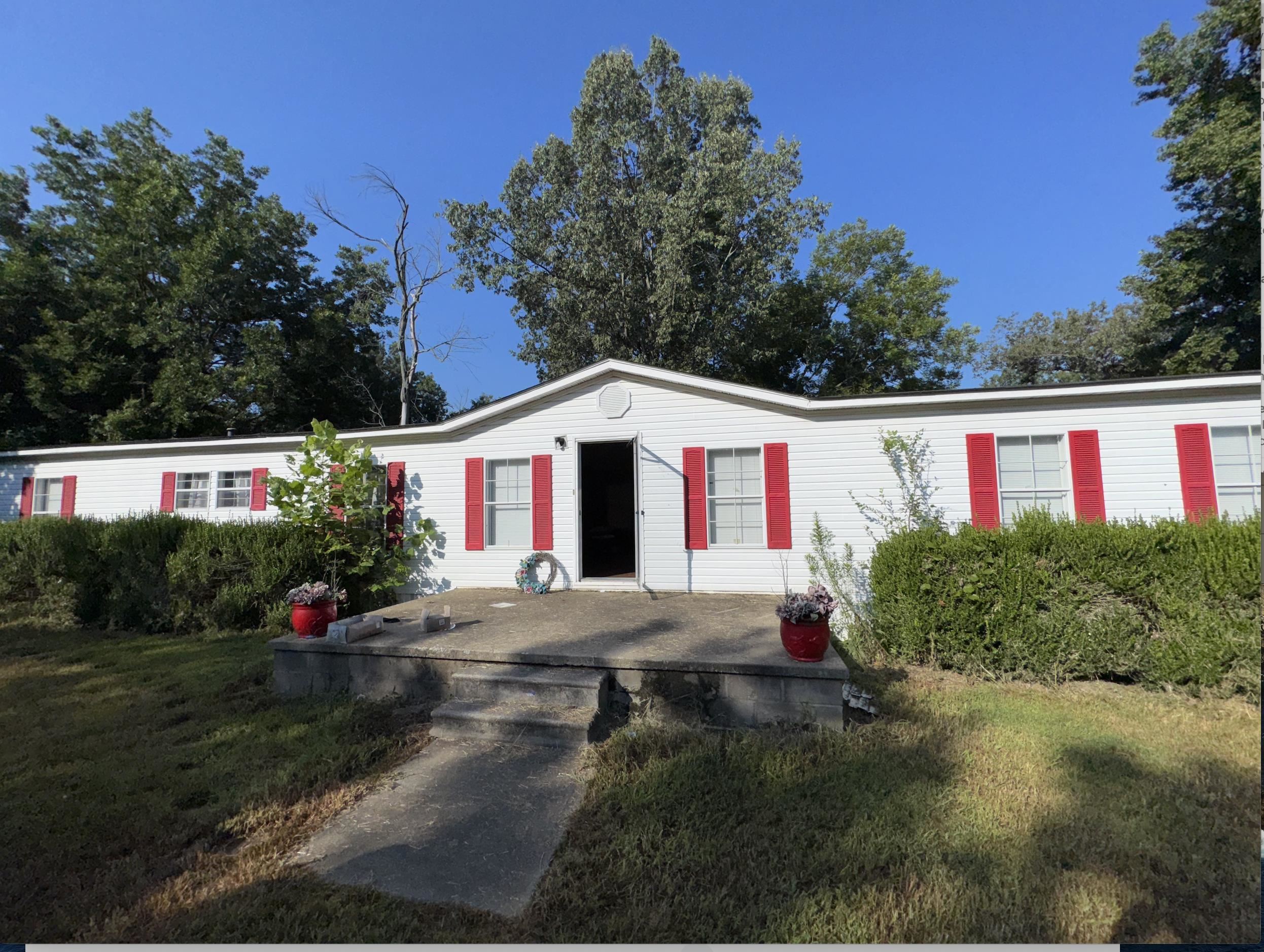 Manufactured / mobile home featuring a front yard