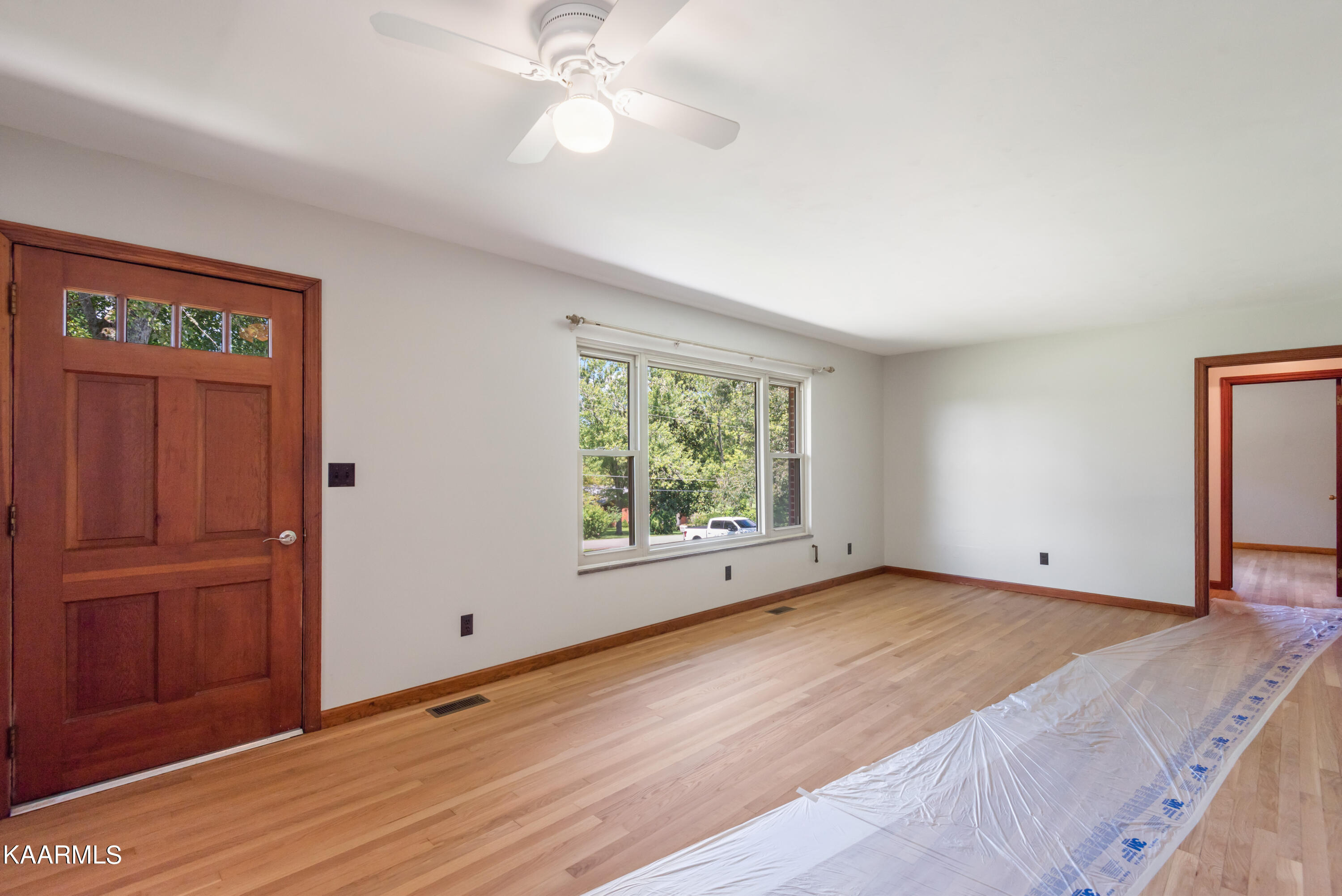 307 Green Acres Road Kingston, TN 37763 - Photo 3 of 27 Living Room