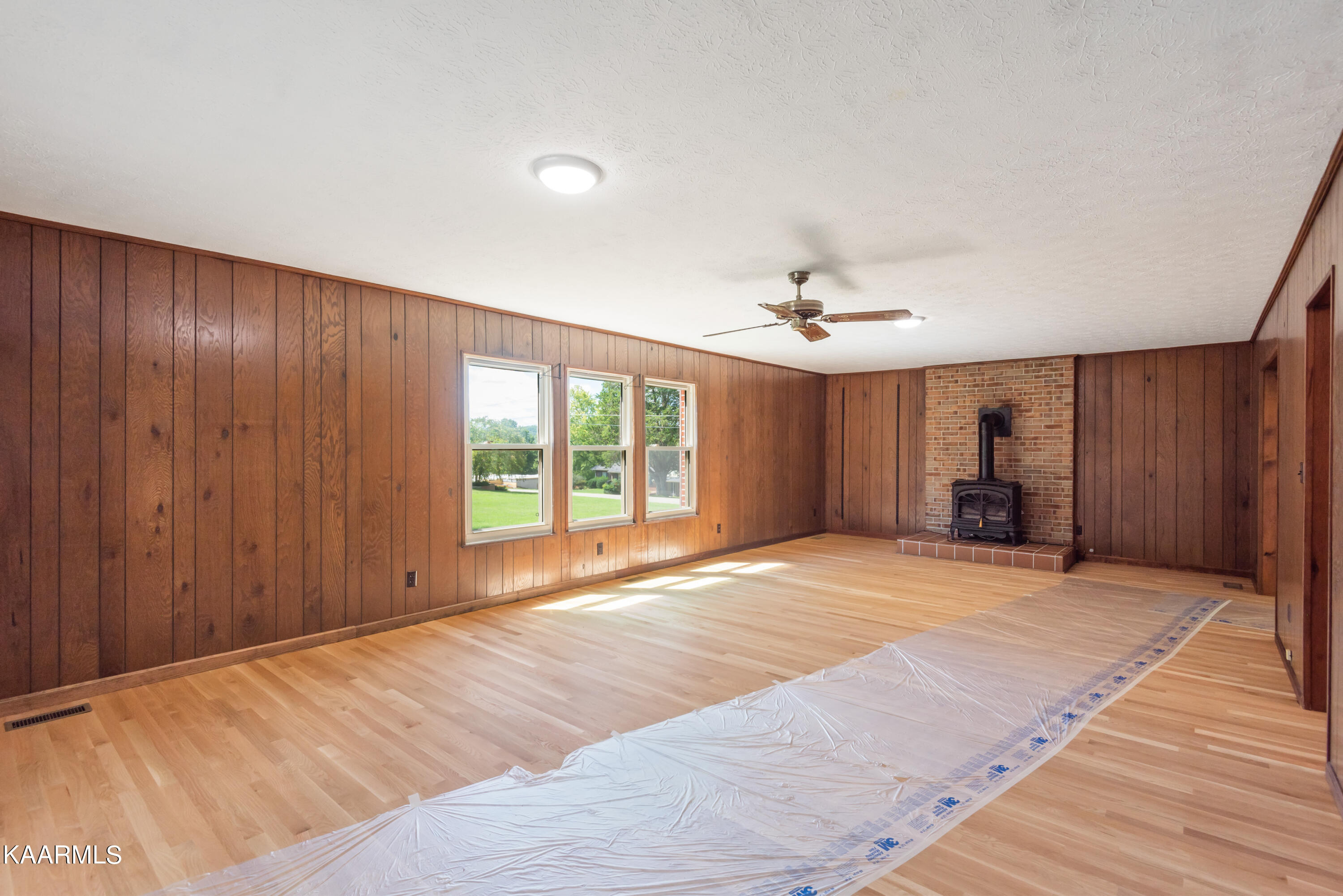 307 Green Acres Road Kingston, TN 37763 - Photo 9 of 27 Family Room / Dining Room