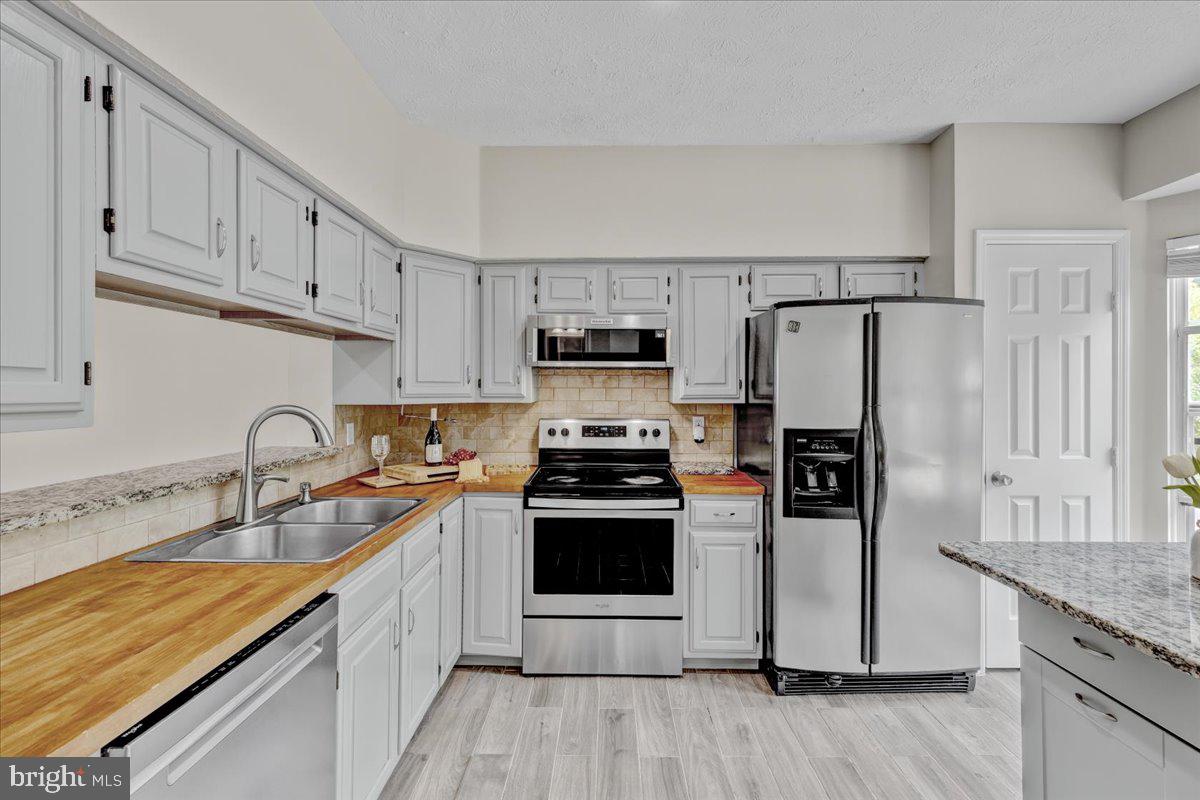 14043 Winding Ridge Lane Centreville, VA 20121 - Photo 5 of 37