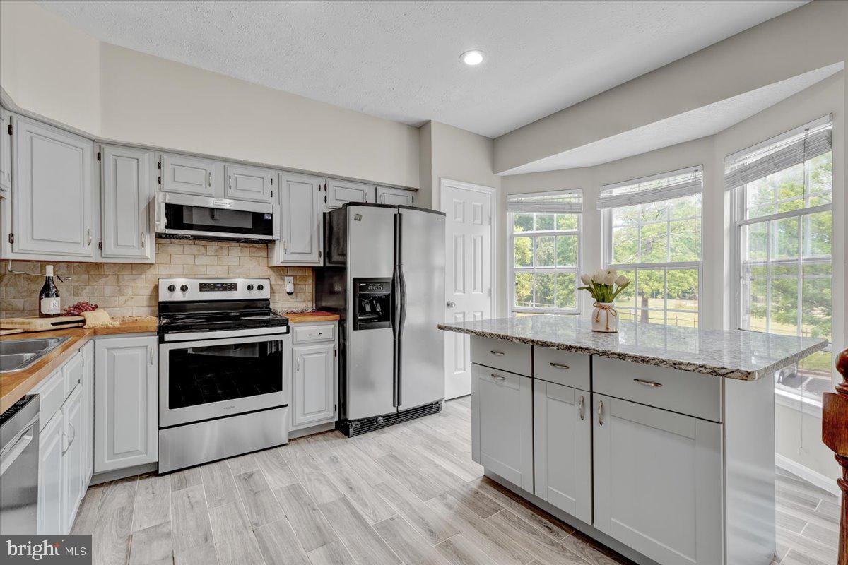 14043 Winding Ridge Lane Centreville, VA 20121 - Photo 6 of 37