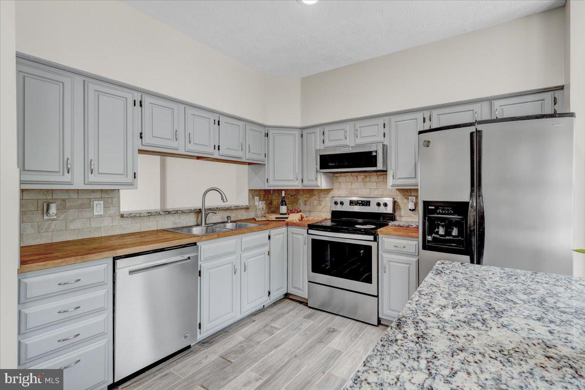 14043 Winding Ridge Lane Centreville, VA 20121 - Photo 7 of 37