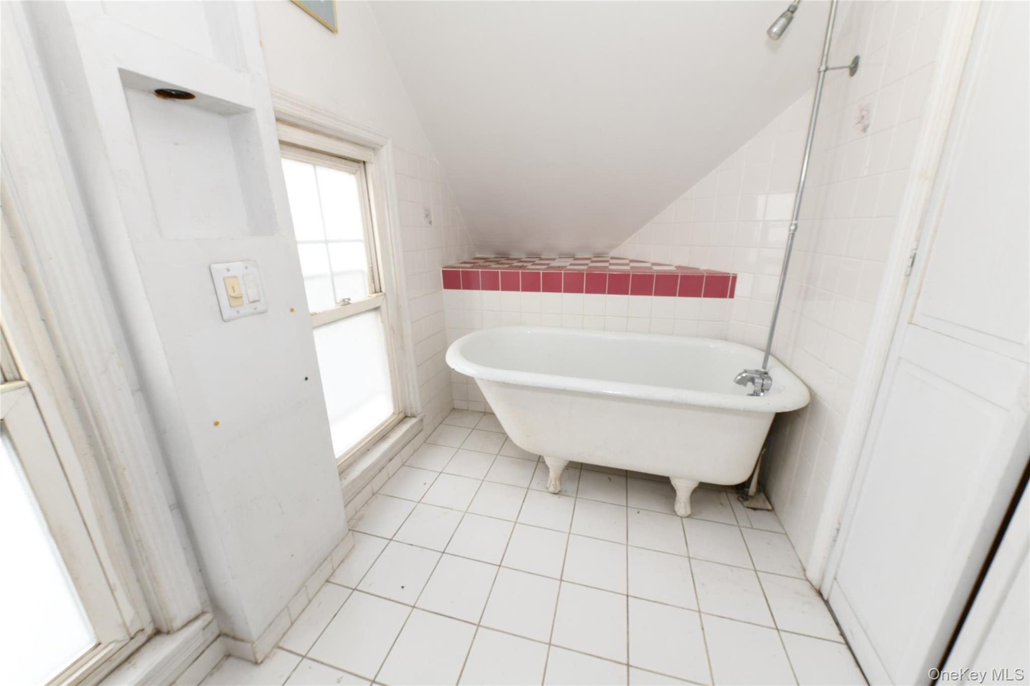 76-43 85th Road Queens, NY 11421 - Photo 27 of 31 a bathroom with a bathtub