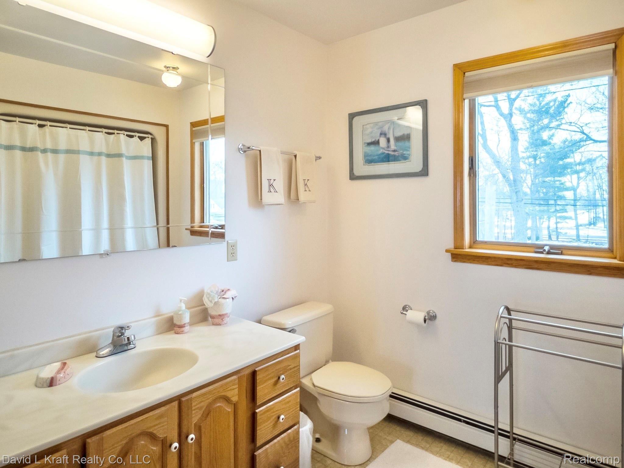 8524 Crescent Beach Road Pigeon, MI 48755 - Photo 33 of 41 8524CbFullbath2View2.jpg