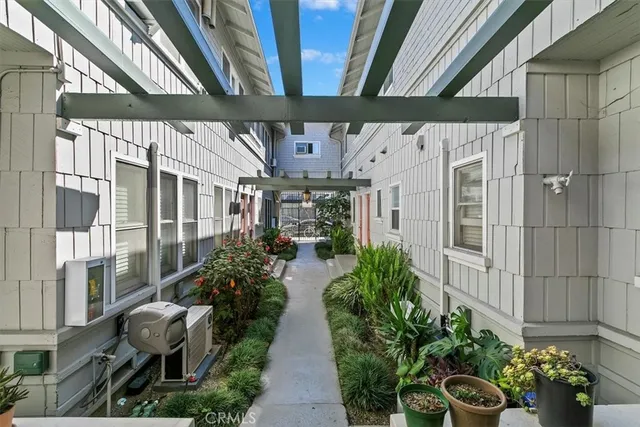 $2,300,000 | 625 East Broadway, Long Beach, CA 90802