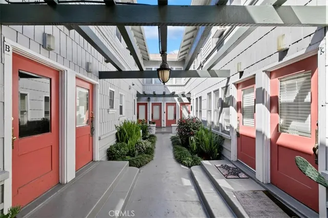 $2,300,000 | 625 East Broadway, Long Beach, CA 90802