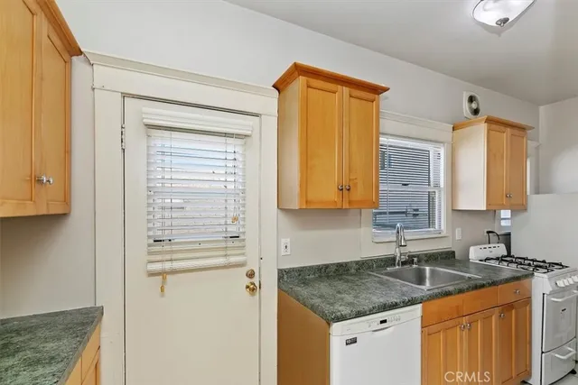 $2,300,000 | 625 East Broadway, Long Beach, CA 90802