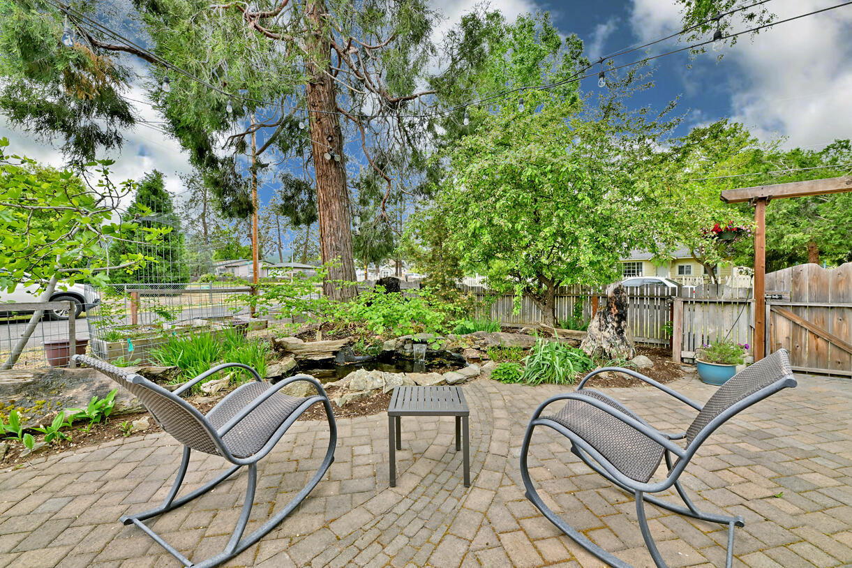 3747 Hilsinger Road Phoenix, OR 97535 - Photo 30 of 34 a view of a patio with table and chairs potted plants and large tree
