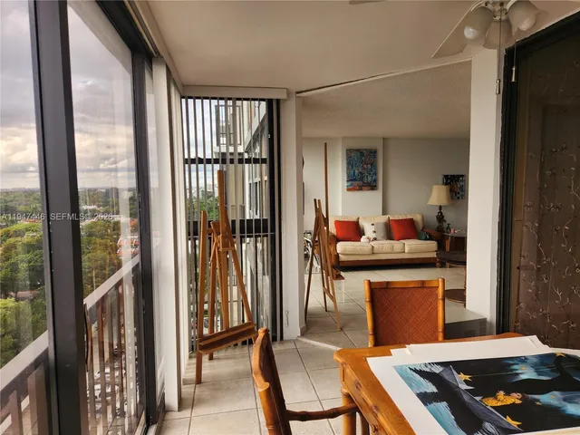 a view of entryway with livingroom